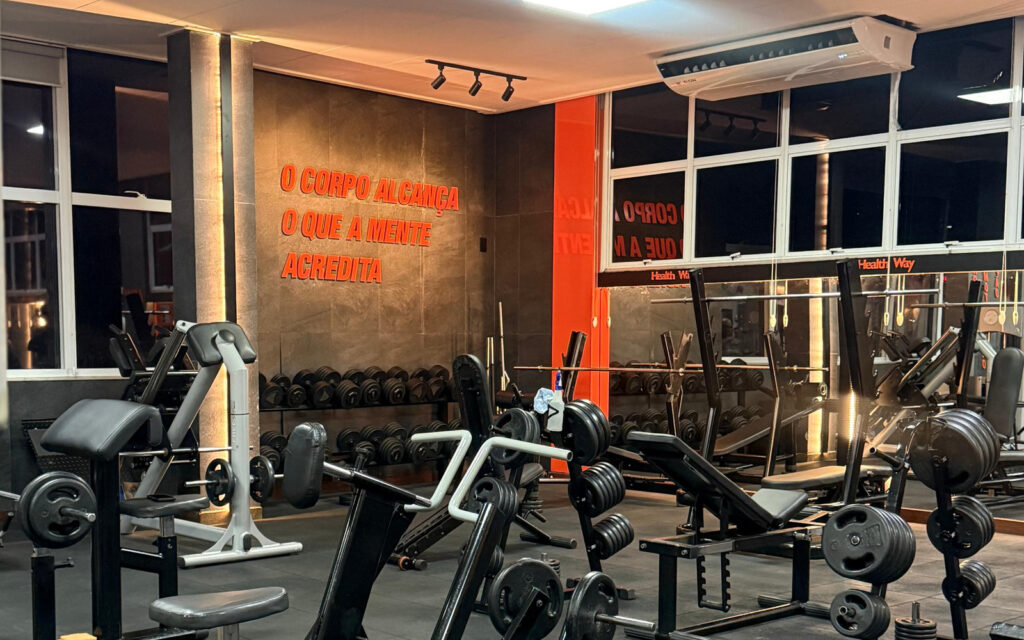Sala de musculação da Health Way em Linhares com pesos livres e aparelhos