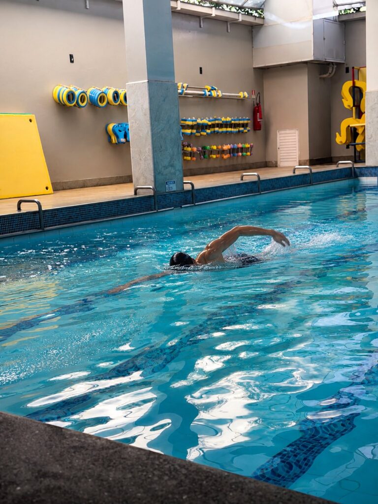 Natação na piscina aquecida da Health Way em Linhares